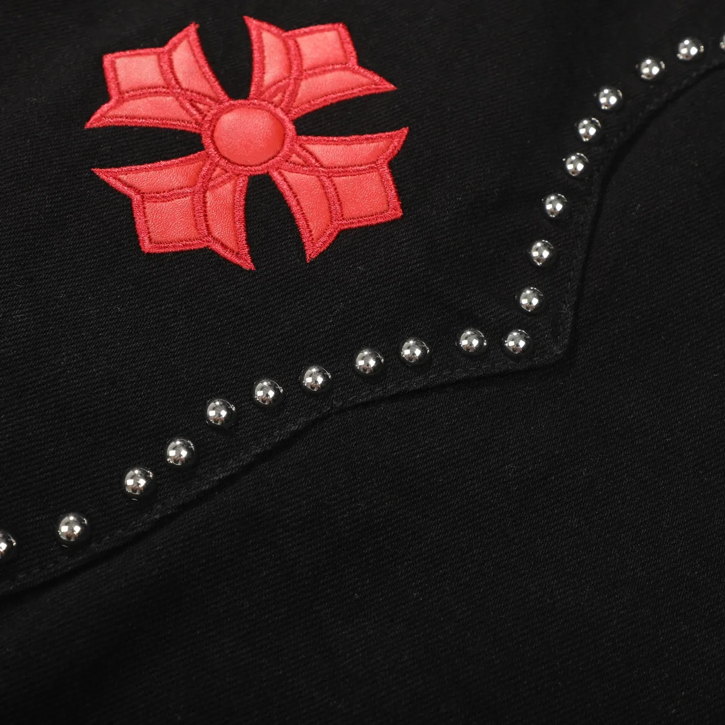 P280 Chrome Hearts Chrome Hearts heavy-duty denim jacket with rivets and multiple farts. The same model as the Internet celebrity star. The cross-printed denim jacket has a unique cross design element and is full of design. It is made of 100% denim cotton fabric with heavy coarse yarn count, which ensures a stiff and tough silhouette while being soft, comfortable and breathable. The lapel is designed with silver buttons and is full of texture. The classic white cross logo is all over the dress, making it a perfect versatile style for spring and summer! The original loose version is made of high-quality pure cotton fabrics. The fabric pattern is high-definition and delicate without burrs. It is comfortable and breathable to wear. All the buttons are molded and customized. It is casual and fashionable and can be matched with any bottoms. It can be windproof and sunproof in spring and summer. It can be worn outside in autumn and winter! Easily concave shape makes you look slimmer and taller, perfect for both men and women! Color: Black Size: S M L XL